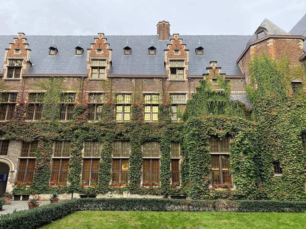 Historische bakstenen gebouwen met trapgevels en leien daken