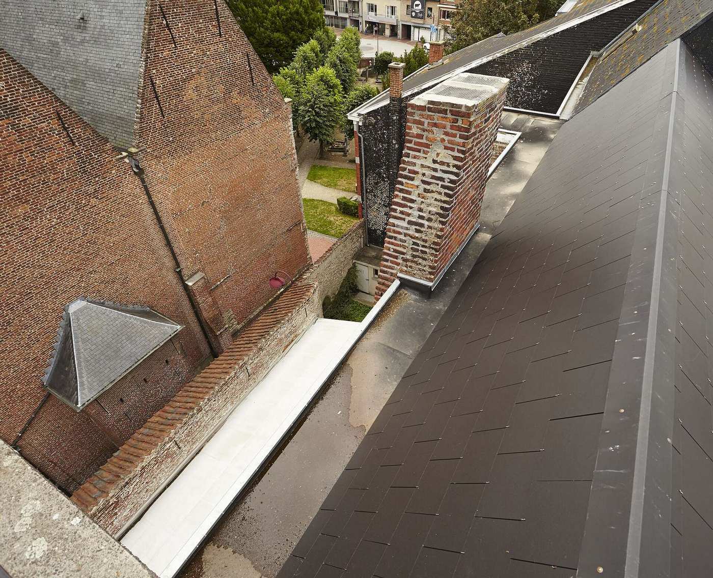 Zicht langs de dakgoot en het leien dak van een kasteel