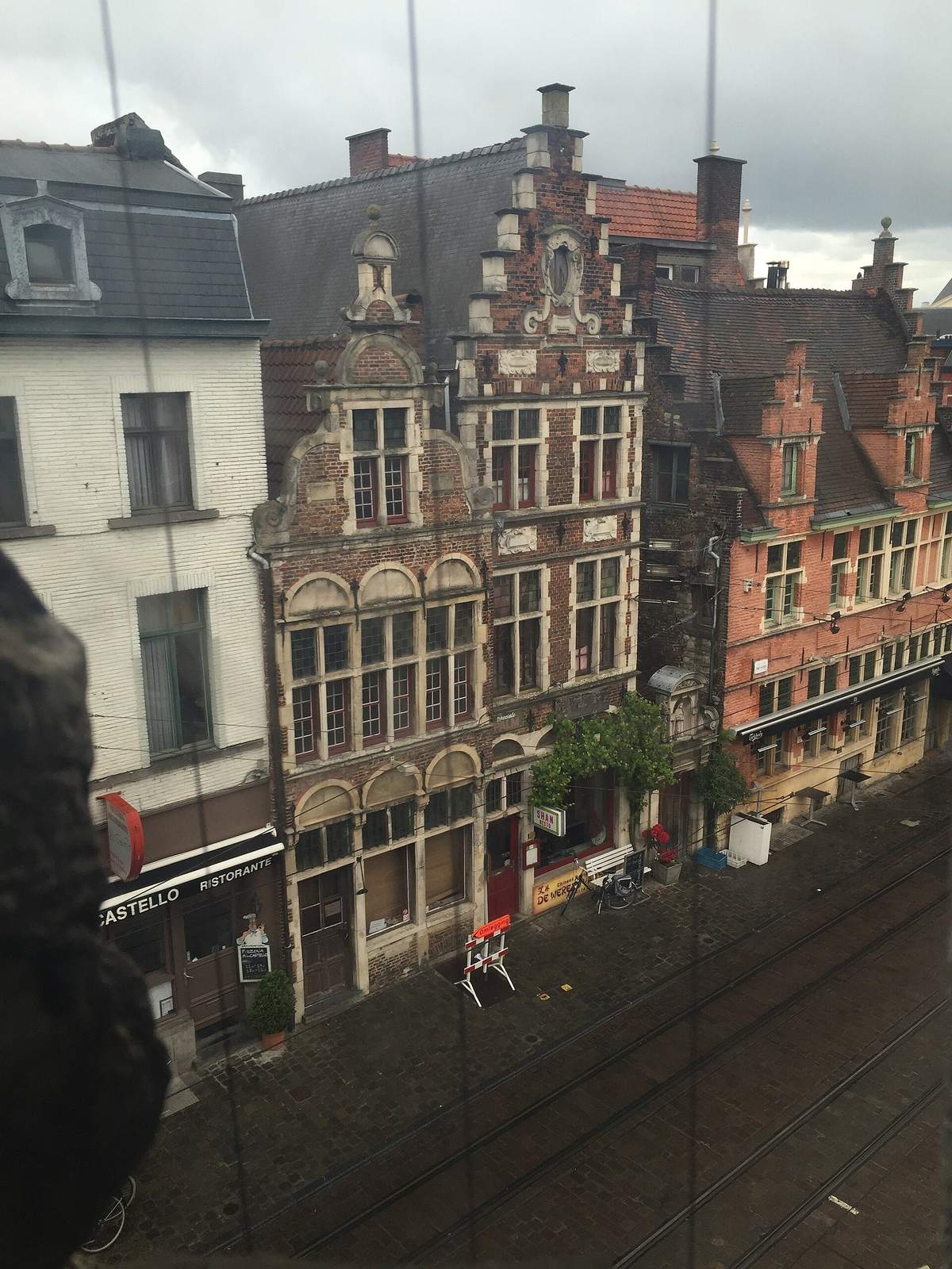 Leien daken en trapgevels aan het Sint-Veerleplein in Gent, gezien vanaf het Gravensteen